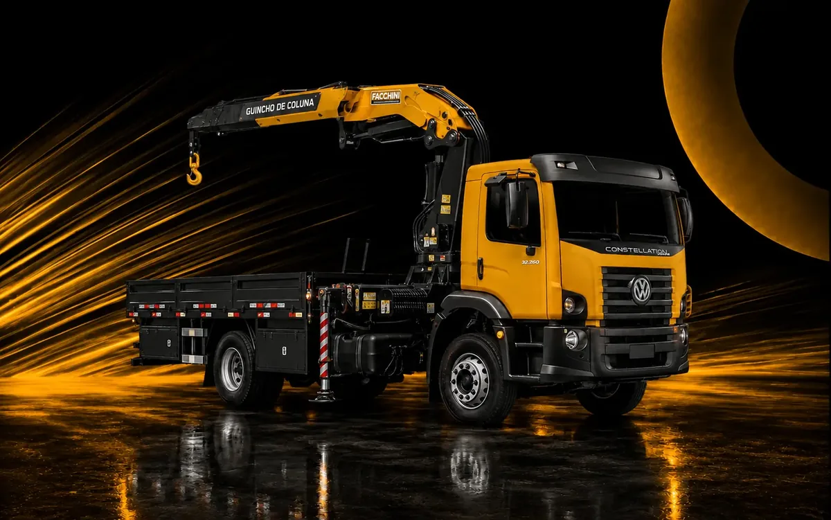 Caminhão equipado com guincho de coluna e lança hidráulica articulada