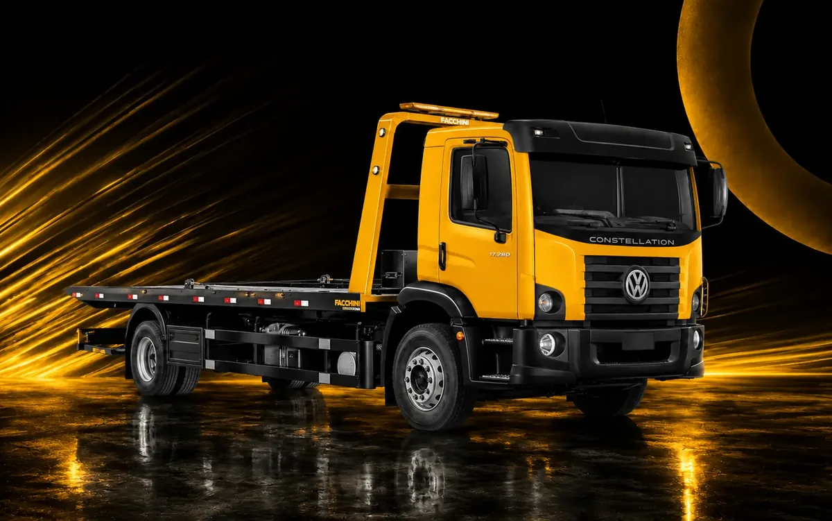 Caminhão equipado com plataforma veicular para transporte e remoção de veículos